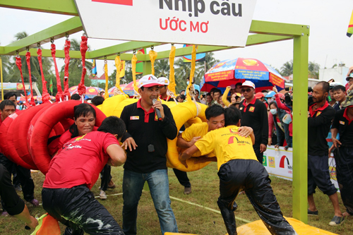 “Nhịp cầu ước mơ” cho người nghèo ảnh 1